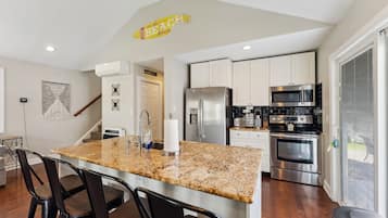 Geladeira, micro-ondas, fogão, lava-louças