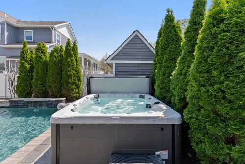 Bayside Heated Salt Water Pool & Hot Tub Oasis