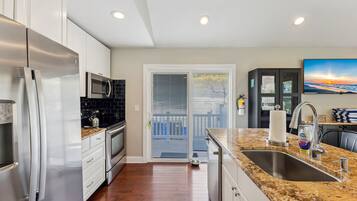 Geladeira, micro-ondas, fogão, lava-louças