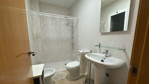 A modern bathroom with a shower, toilet, and sink. - Studio in the center of Malaga (Málaga)