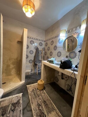 Habitación estándar doble | Baño | Ducha y bañera combinadas y artículos de higiene personal gratuitos