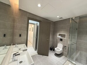 Haartrockner, Bidet, Handtücher, Seife