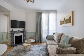 Luxury Apartment, Courtyard View (JASPE) | Living room - LE BEAU MARAIS (Paris)