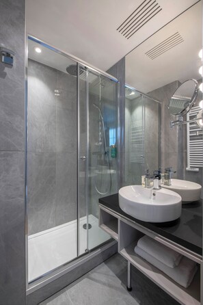 Appartement Deluxe (AGATE) | Salle de bain | Séchoir à cheveux, peignoirs, pantoufles, serviettes fournies