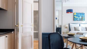 Suite Studio de luxe | Opholdsområde | 43-tommers fladskærms-tv med digitale kanaler