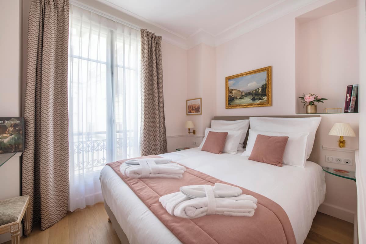 Deluxe Apartment, 2 Bedrooms | 1 bilik tidur, cadar kapas Mesir, peralatan tempat tidur premium