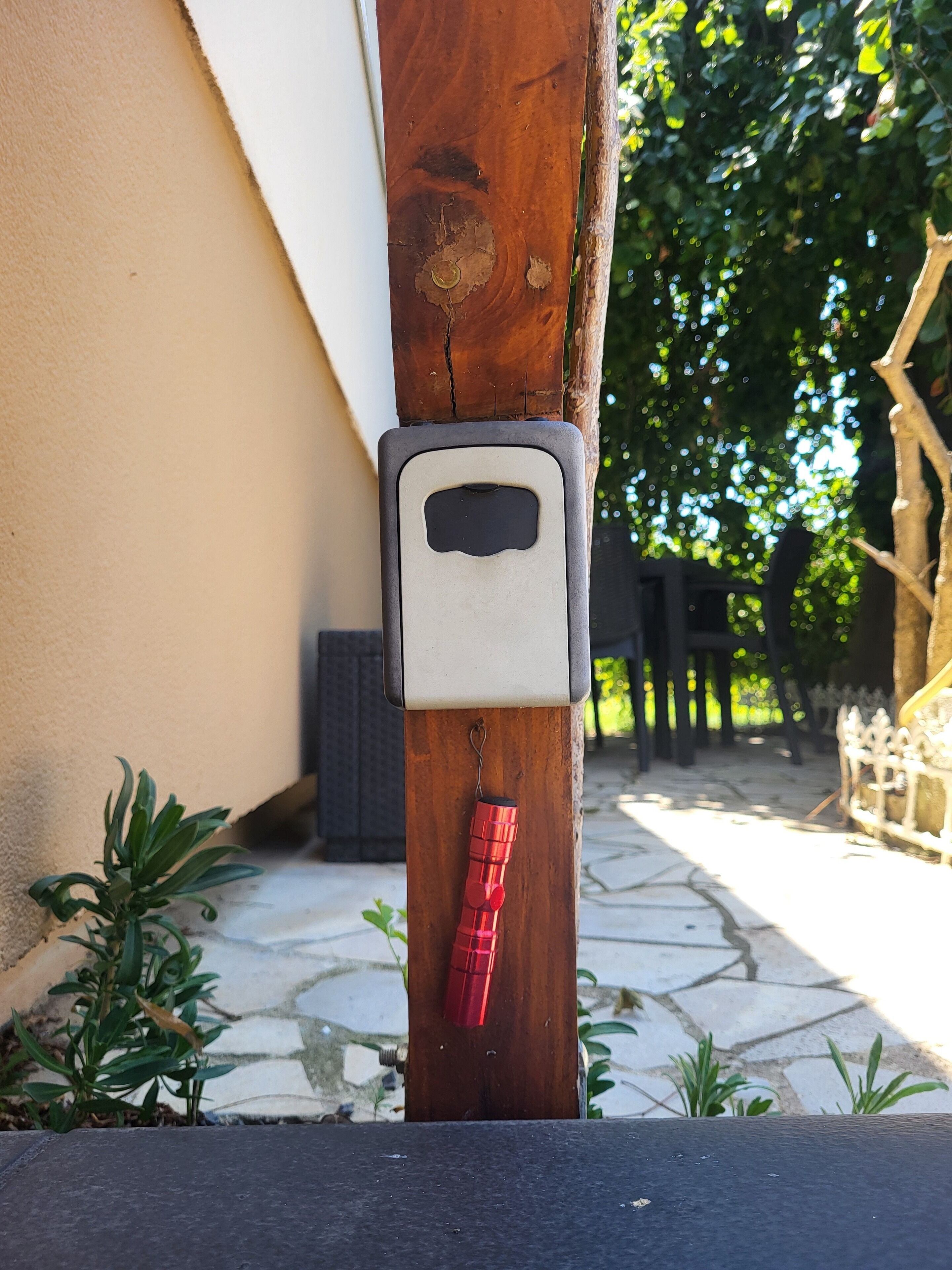 Un poteau en bois auquel est fixé un dispositif métallique.