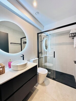 Douche, sèche-cheveux, serviettes fournies, savon