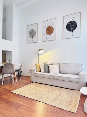 Smart-TV, Kamin, Bücher