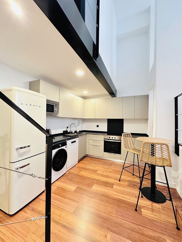 Kühlschrank, Mikrowelle, Ofen, Herdplatte