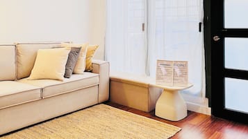 Smart-tv, een open haard en boeken