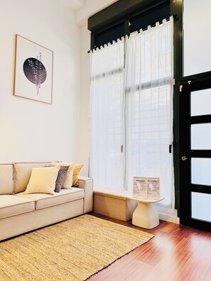 Smart-TV, Kamin, Bücher