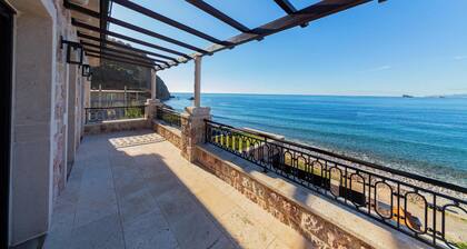 Luxurious Pool Side Villa by the sea