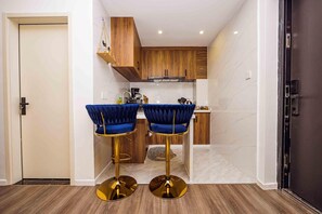 Kjøleskap, mikrobølgeovn, kokeplater og kaffetrakter/tekoker