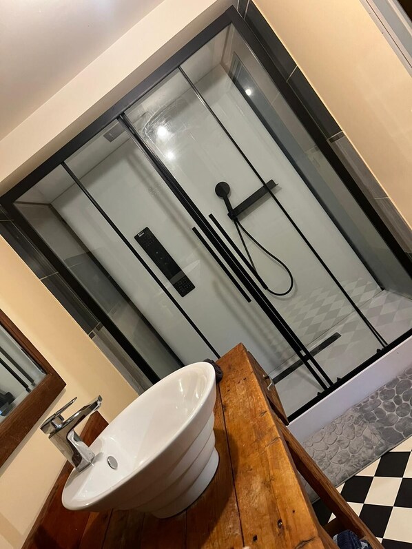 Towels, soap, shampoo, toilet paper