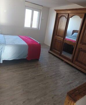 2 chambres, fer et planche Ă repasser, Wi-Fi gratuit, draps fournis