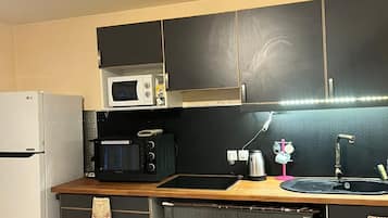 Micro-ondes, four, plaque de cuisson, cafetiĂšre/bouilloire