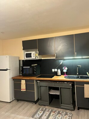 Mikrobølgeovn, ovn, kokeplater og kaffetrakter/tekoker