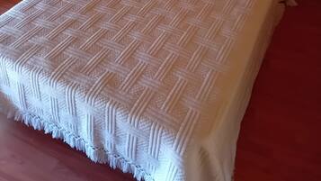 3 bedrooms, bed sheets