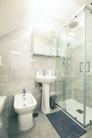 Doccia, asciugacapelli, bidet, asciugamani