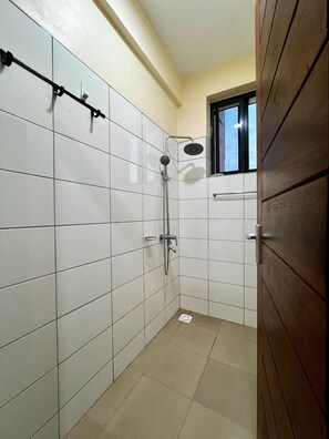 Douche, bidet, serviettes fournies, savon