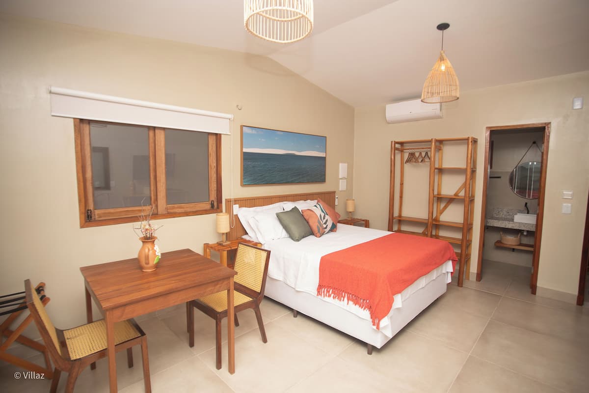 Une chambre à coucher comprenant un lit, un bureau, une chaise, une fenêtre, un tableau et une armoire.