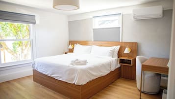Luxury Room, 1 King Bed | Laptop workspace, blackout drapes, soundproofing, free WiFi