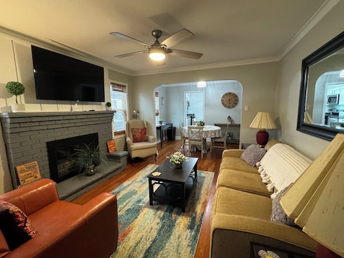 Charming 2-bedroom Bungalow - Close to Everything!