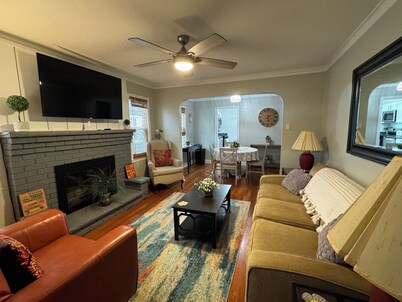 Charming 2-bedroom Bungalow - Close to Everything!