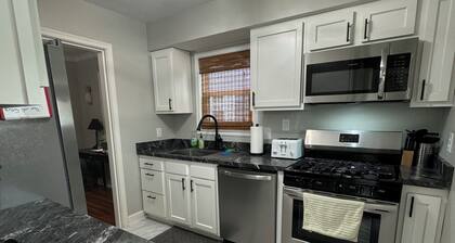 Charming 2-bedroom Bungalow - Close to Everything!