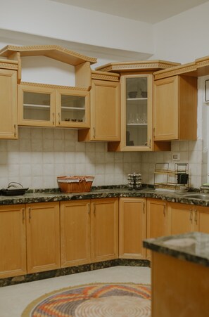 Großer Kühlschrank, Mikrowelle, Kochgeschirr/Geschirr/Besteck