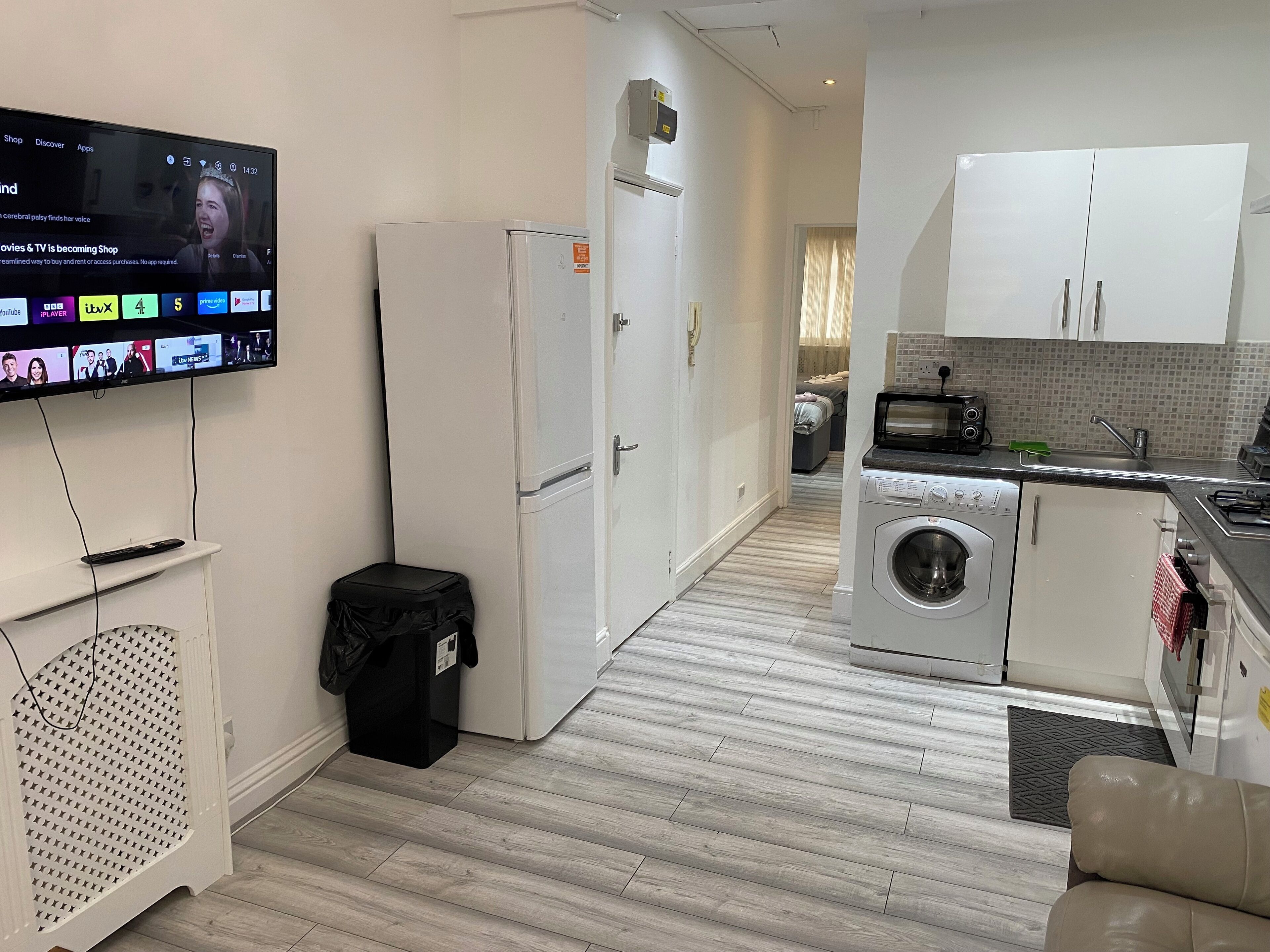 Kylskåp, mikrovågsugn, ugn och spishäll