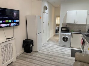 Geladeira, micro-ondas, fogão, cooktop