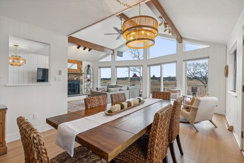 Large deck! Walk to beach-great views!