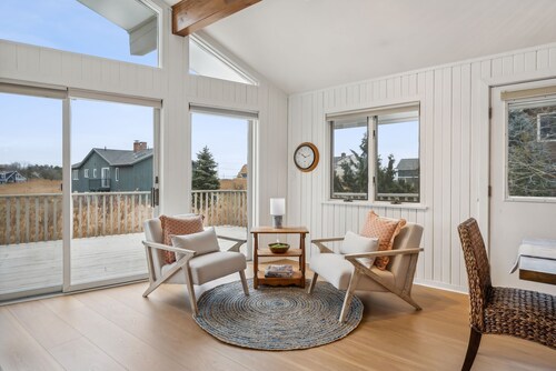 Large deck! Walk to beach-great views!