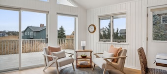 Large deck! Walk to beach-great views!