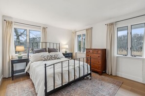 4 bedrooms, WiFi, bed sheets - Walk to Kennebunk beaches! 4BR home with marsh views, large deck, and firepit (Kennebunk)