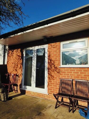 Cosy 2-Bed Studio with Amenities in London suburb