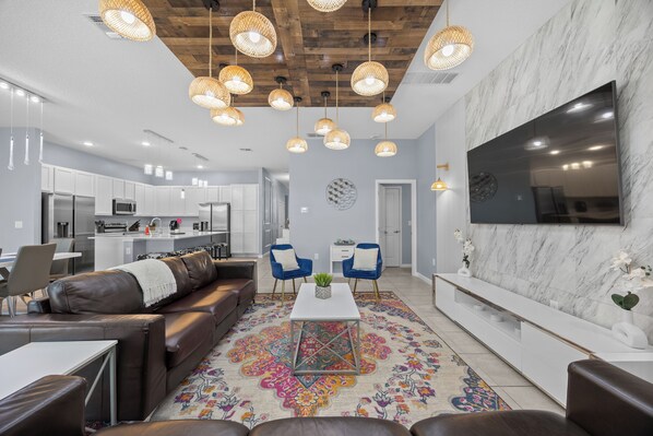 Smart TV, videojuegos, mesa de ping pong