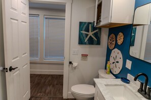 Sèche-cheveux, serviettes fournies, savon, shampoing