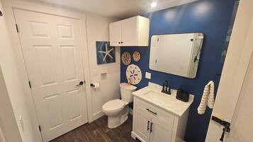 Secadora de cabello, toallas, jabón, shampoo