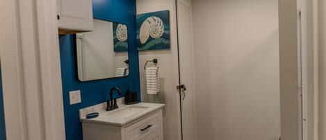 مجففات شعر، مناشف، صابون، شامبو