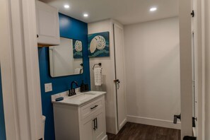 Een haardroger, handdoeken, zeep, shampoo