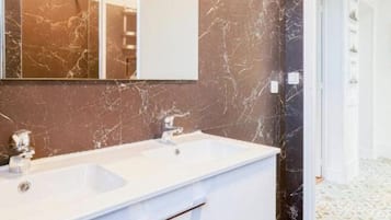 Een douche, een haardroger, handdoeken, zeep