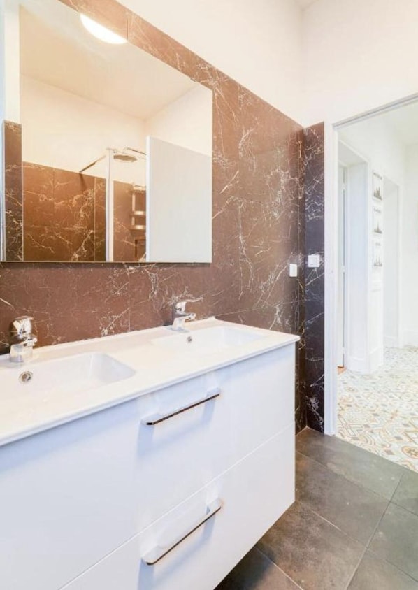 Douche, séchoir à cheveux, serviettes fournies, savon