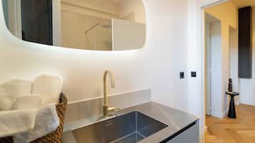 Een douche, een haardroger, handdoeken, zeep