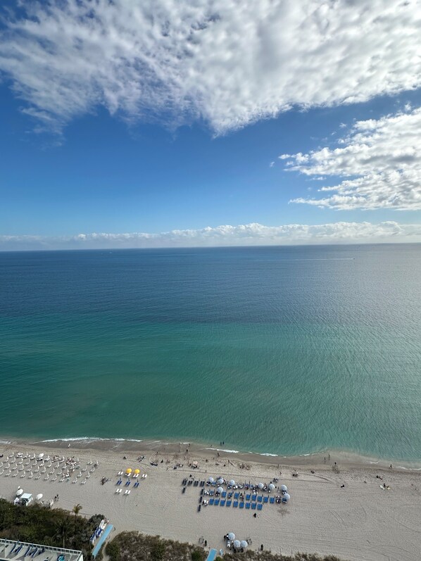 Plage, chaises longues, serviettes de plage