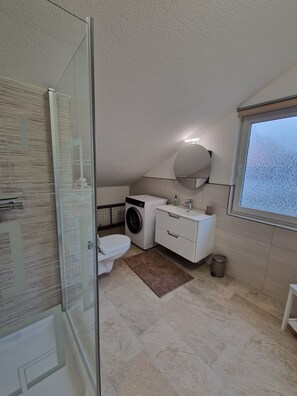 Shower, hair dryer, towels, soap - New living (Offenburg)