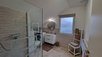 Dusche, Haartrockner, Handtücher, Seife