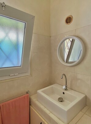 Serviettes fournies, savon, papier toilette